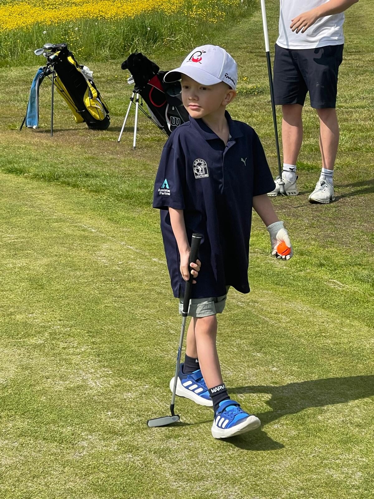 Tobbe på banen i Bardo-poloskjorte, med putter og ball